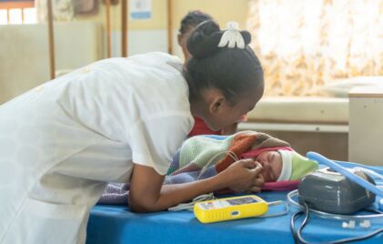 Krankenschwester untersucht ein kleines Kind in Madagaskar.