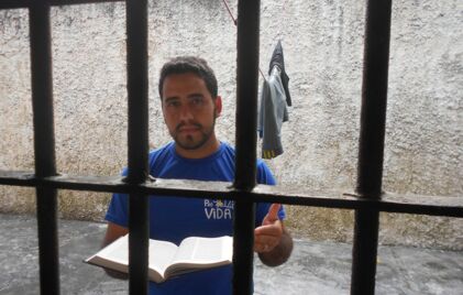 Mitarbeiter von ProVIDA besucht junge Männer im Gefängnis.