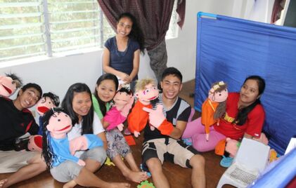 Studenten der Bibelschule üben für ein evangelistiches Puppenspiel.
