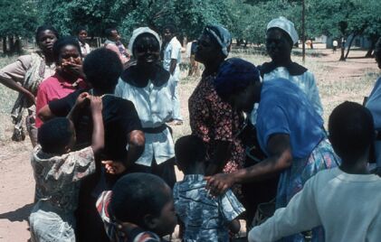 Frauen und Kinder an einem sonnigen Tag in Kenia.