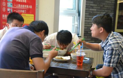 Männer beim Essen im Restaurant in China.
