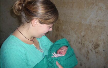 DMG Kurzeinsatz: Arnold Svenja mit neugeborenem Baby.