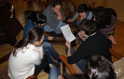 DMG Studentenarbeit: Jugendliche als Teilnehmerinnen und Teilnehmer einer Studiengruppe.