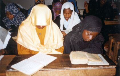 Frauen in Somalia beim Lesen.