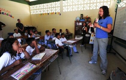 Langzeiteinsatz: Ein Mädchen hält einen Vortrag vor Kindern in einer Schule.