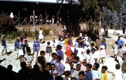 Kinder auf dem Schulhof während der Pause in Äthiopien.