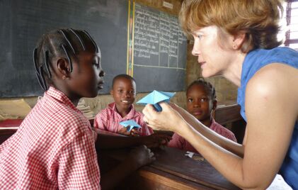 DMG Kurzeinsatz in Afrika: Die Kinder hören aufmerksam zu, wenn ihre Lehrerin unterrichtet.
