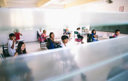 Kinder im Englischunterricht in Asien.