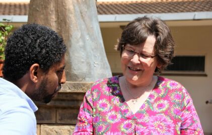 DMG Missionarin Dr. Gisela Roth im Gespräch mit einem Mann in Kenia.