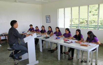 Lehrer unterrichtet seine jugendlichen Schüler in der Bibelschule.