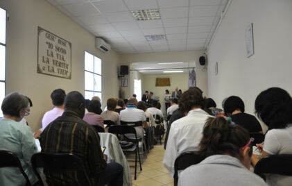 DMG Mission: Menschen Gemeinde in Faenza beim Gottesdienst.