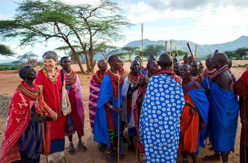 DMG Missionarin Koch Joy (2.v.l.) mit Samburu Frauen.