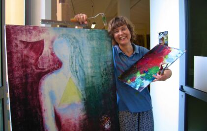 DMG Missionarin und Künstlerin zeigt eines ihrer Kunstwerke.