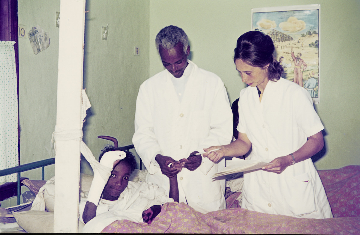 Missionarin der DMG, Evelyn Herm (geb. Kühl), und ein einheimischer Arzt versorgen einen Patienten in einem Krankenhaus in Äthiopien.